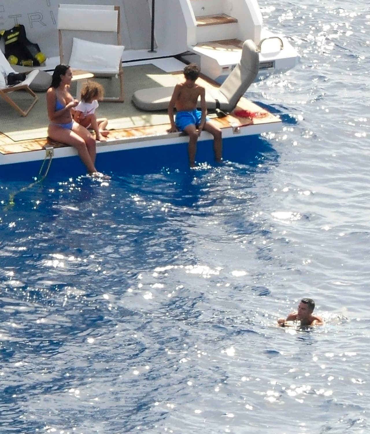 Junto con sus hijos Cristiano Jr. (11 años), Eva (5), Matteo (5), Alana Martina (4) y Bella disfrutan desde hace varias semanas del clima español. 
<br>