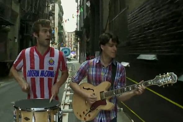 La camiseta de las Chivas ha sido la más utilizada por famosos, aquí vemos a Vampire Weekend Cousins usando una 'retro' del Rebaño. (Foto: Twitter)