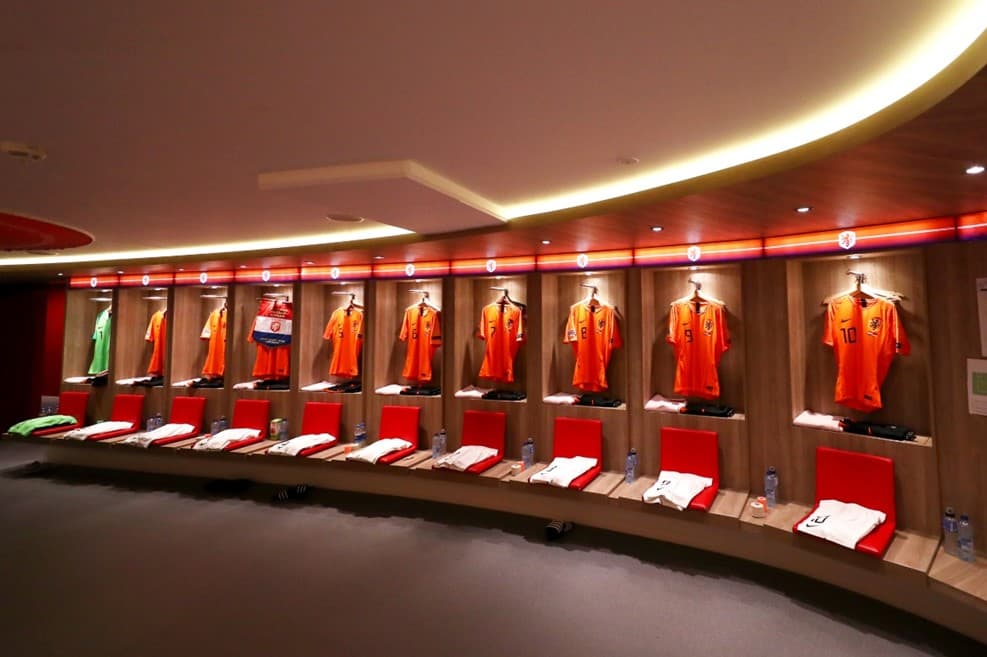 El camerino local estaba impecable con las playeras de sus jugadores. Su titular sería: Cillessen, de Ligt, Van Dijk, Dumfries, Blind, de Jong, de Roon, Wijnaldum, Bergwijn, Babel, Depay