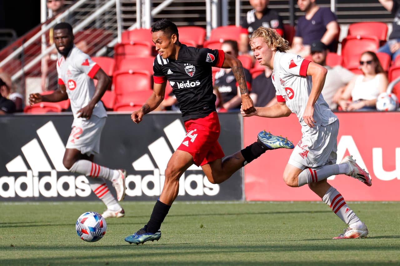 D.C. United dio cátedra frente a Toronto FC, al que goleó por 7-1. Uno de los puntales de esa valiosa victoria fue el lateral Andy Najar.
<br>