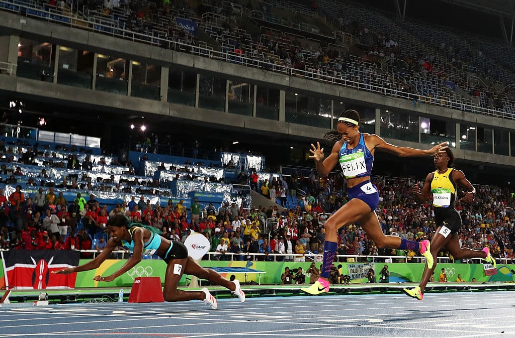 Shaunae Miller le robó el triunfo a Allyson Felix con su increíble reacción.