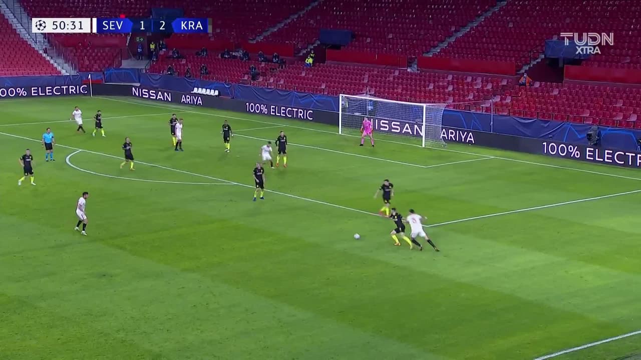 Tarjeta amarilla. El árbitro amonesta a Eduard Spertsyan de FK Krasnodar.