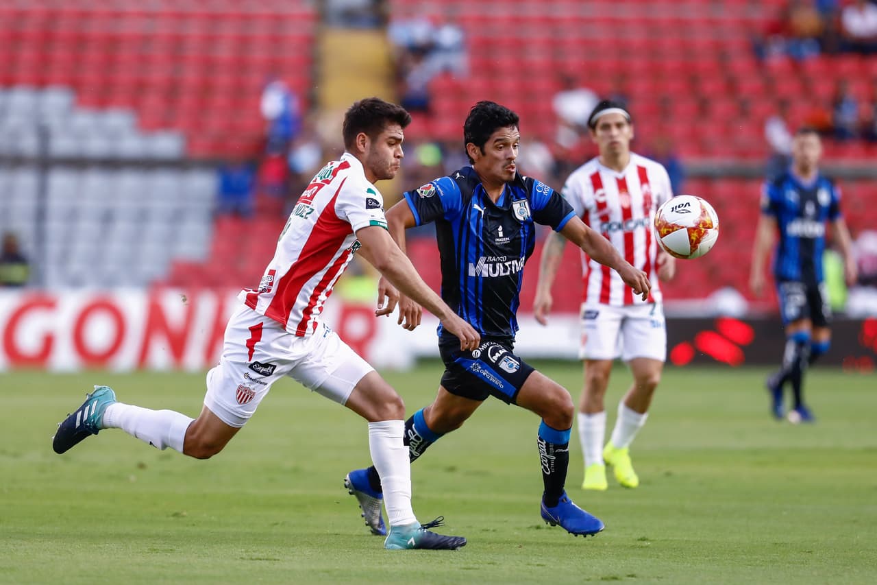 En los primeros minutos se presentaron acciones intensas donde ambos equipos trataron de asumir el control.