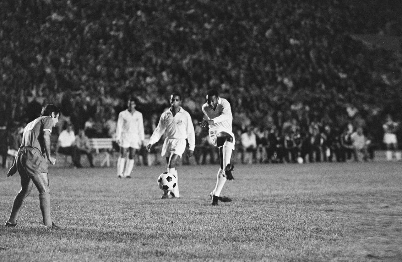 Durante el encuentro, Pelé brilló con dos anotaciones. Al final, los locales igualaron el marcador.