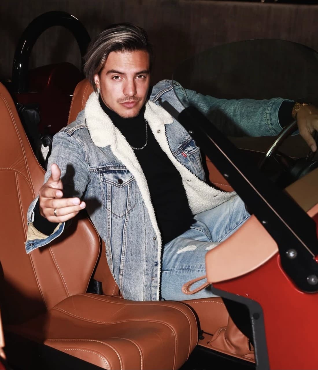 Antes de iniciar con el rodaje, Derbez acudió a distintas iglesias para impregnar a su personaje un pequeño toque de serenidad y devoción.
<br>