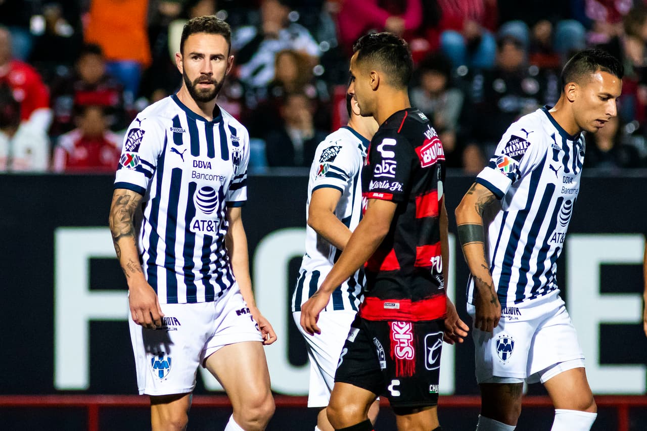 Ambos equipos trataban de aprovechar el juego por las bandas.