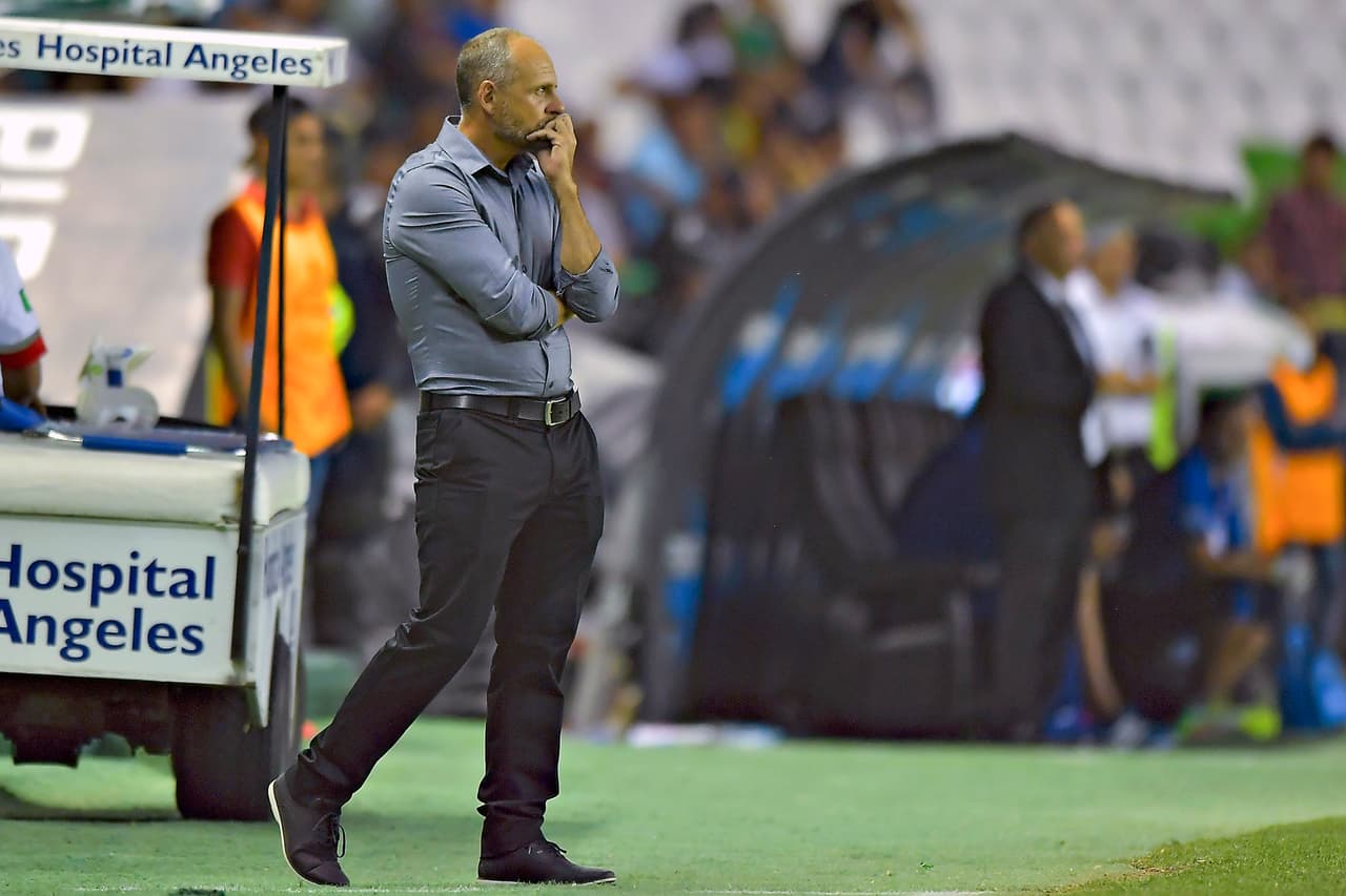 Javier Torrente observa tranquilo el desempeño de su conjunto. Queda mucho por mejorar pero hoy se jugó bien.