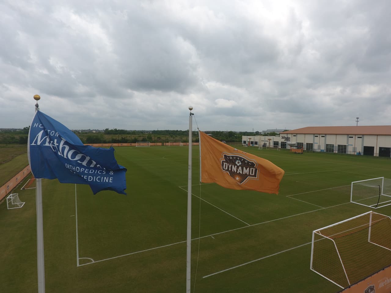 A unas cuantas millas de ahí se encuentra el centro de entrenamiento del club, alejado del ruido de la gran ciudad.
