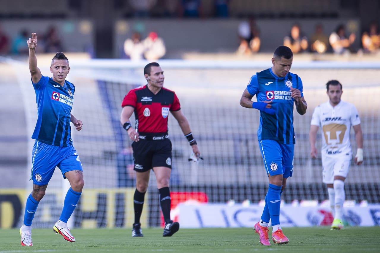 Pero llegó un primer tiempo mágico del Piojo Alvarado que metió tres goles, el primero al miuto 12.