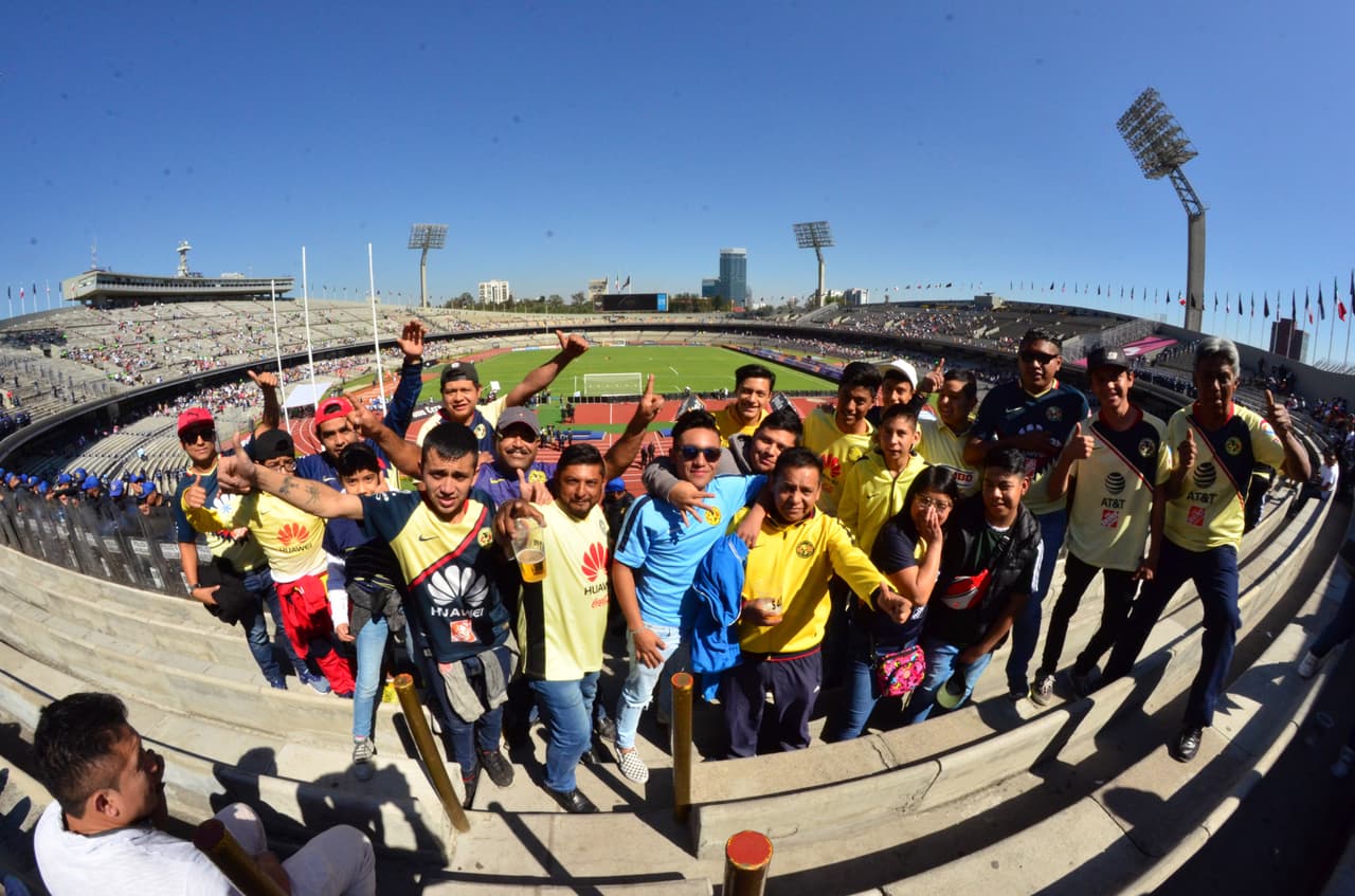 Los fanáticos de Pumas UNAM y América llegaron al estadio de Ciudad Universitaria con su colorido y alegría para una nueva edición del Clásico Capitalino en la Jornada 7 del Clausura 2019 en la Liga MX.