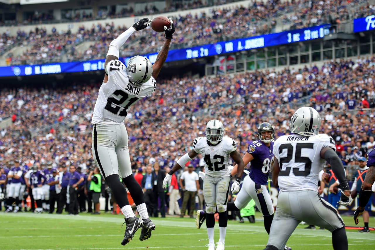 El esquinero de los Oakland Raiders, Sean Smith #21, interceptó este envío de Joe Flacco que le daría a los Ravens dos puntos por ser conversión.