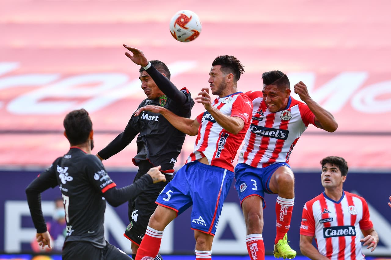 Bravos no logra aguantar la presión y la posesión del balón, y el Atlético San Luis vuelve a tomar el dominio del partido.