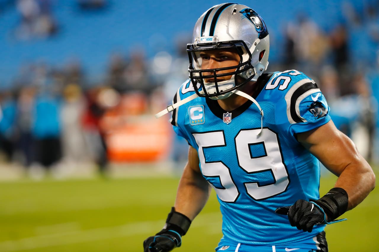 <b>No. 20: LUKE KUECHLY, LB Carolina Panthers</b>
<br>A pesar de perderse nueve partidos en total entre las dos últimas temporadas debido a lesiones, Kuechly siempre ha sido capaz de jugar, acumulando más de 100 tacleadas en cada temporada desde que entró a la NFL en 2012.