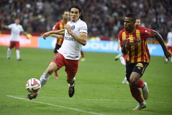 El uruguayo Edison Cavani se convirtió en pocos minutos en héroe y villano del triunfo del París Saint Germain en campo del Lens.