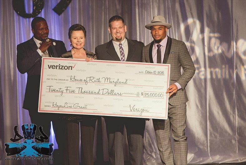 Jugadores de los Baltimore Ravens dejaron sus jerseys en el closet para desfilar en beneficio de House of Ruth, organización que ayuda a las mujeres que son víctimas de violencia por parte de su pareja.