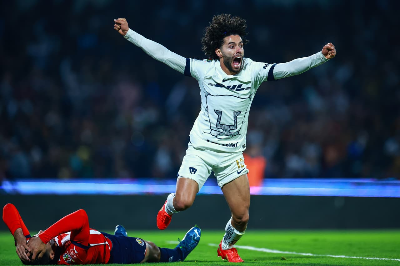 Pese la polémica de la mano no marcada en la Ida de Cuartos a favor de Pumas, los universitarios ganaron contundentemente a Chivas en la Vuelta con un 3-1 global gracias a los goles de César Huerta, Gabriel 'Toro' Fernández y el autogol de Antonio Briseño.