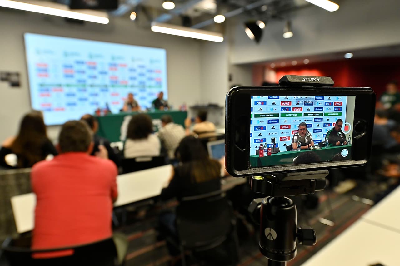 El entrenador de la Selección de México, el argentino Gerardo 'Tata' Martino, conversó esta tarde en Atlanta con la prensa de cara a su partido de preparación contra Venezuela y dando detalles de cómo su lista final para la edición 2019 de la Copa Oro está quedando diseñada. Así reaccionó el técnico del Tri.