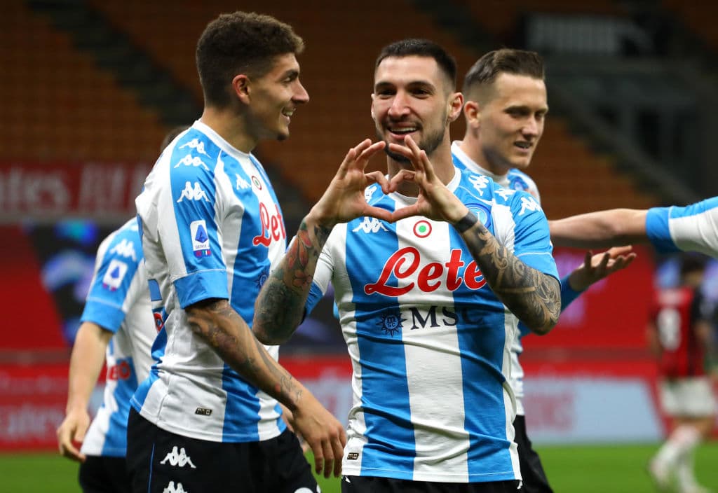 Matteo Politano dejó atrás al arquero Gianluigi Donnarumma y anotó el único tanto del encuentro entre el Napoli y AC Milán, llevándose la victoria y los tres puntos como visitante, dejando el marcador 1-0 en San Siro. El mexicano Hirving Lozano no fue convocado para este encuentro.