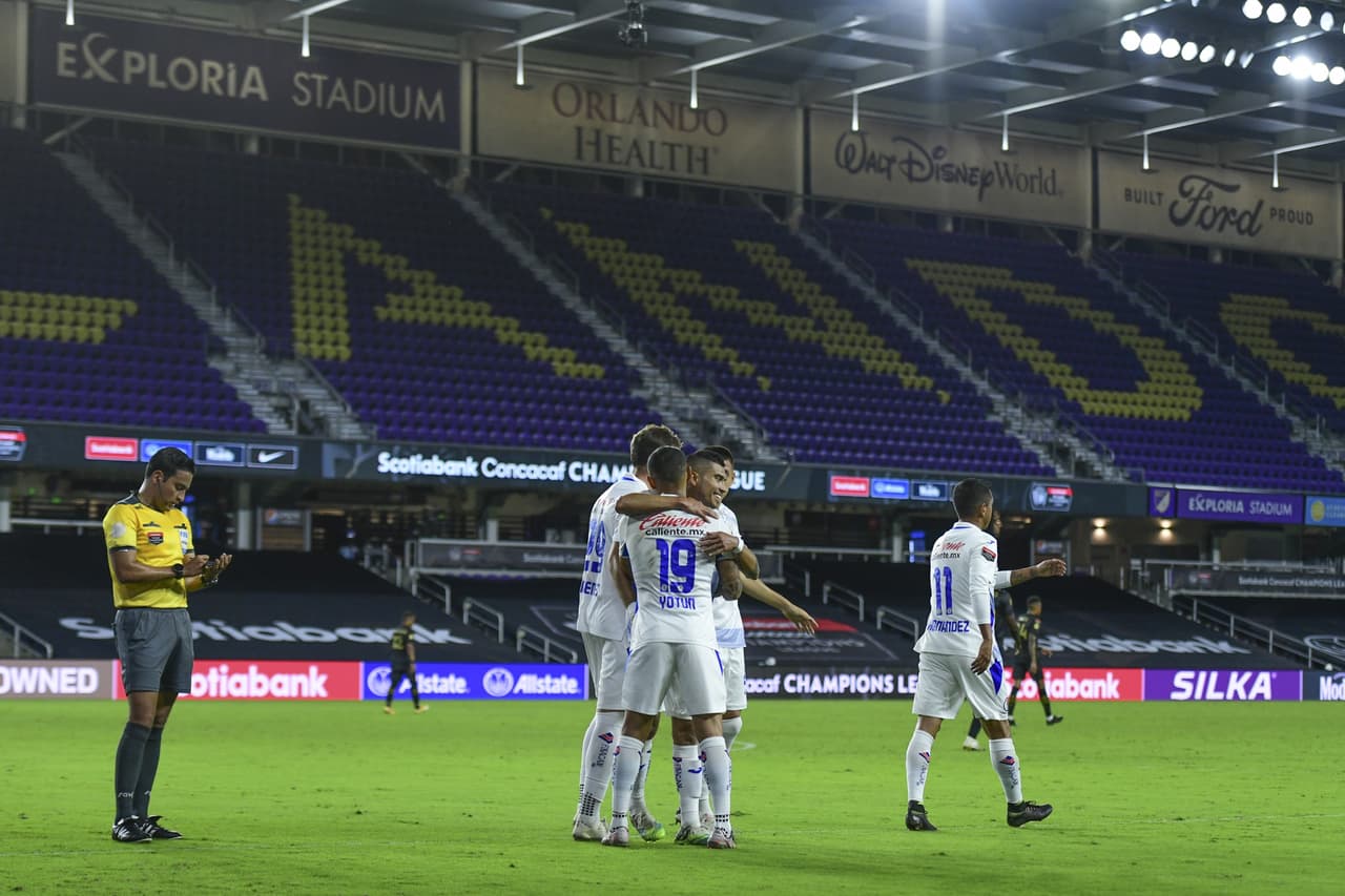 Carlos Vela y Kwadwo Opoku consiguen imponerse al Cruz Azul 2-1 en partido único y avanzan a las semifinales del torneo.