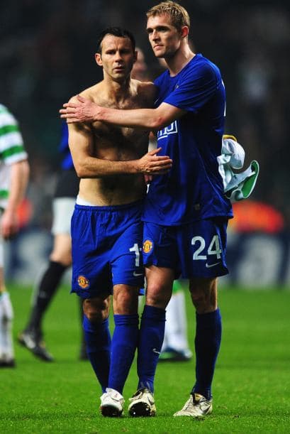 En la onda de renovación también se habla de la salida de Derrek Fletcher y por supuesto del veterano Ryan Giggs, quien a sus 40 años finaliza la extensión de contrato que recibió el año pasado y seguirá en el banco como asistente de Moyes. Pero sin pantalones cortos.