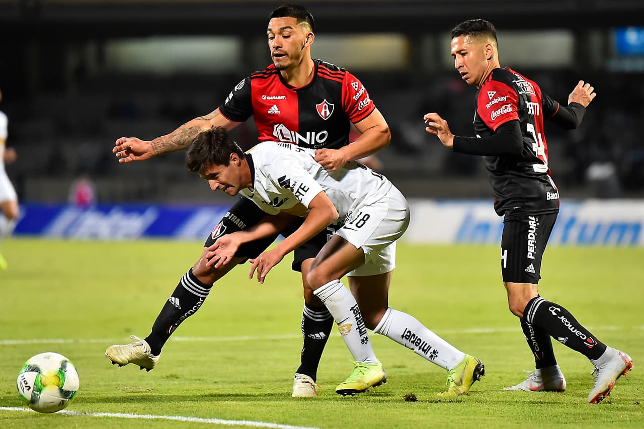 Pumas mostró mejor intención de buscar la portería local, obligados por su condición de local, pero los Rojinegros estaban muy sólidos en su reducto defensivo.