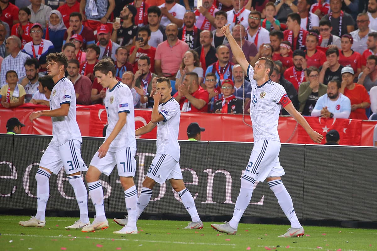 En Trabzon, Turquía, la selección de Rusia confirmó su buen momento desde la Copa del Mundo, ganando a la selección local por 2-1 con goles de Denis Cheryshev (centro) y Artem Dzyuba (derecha).