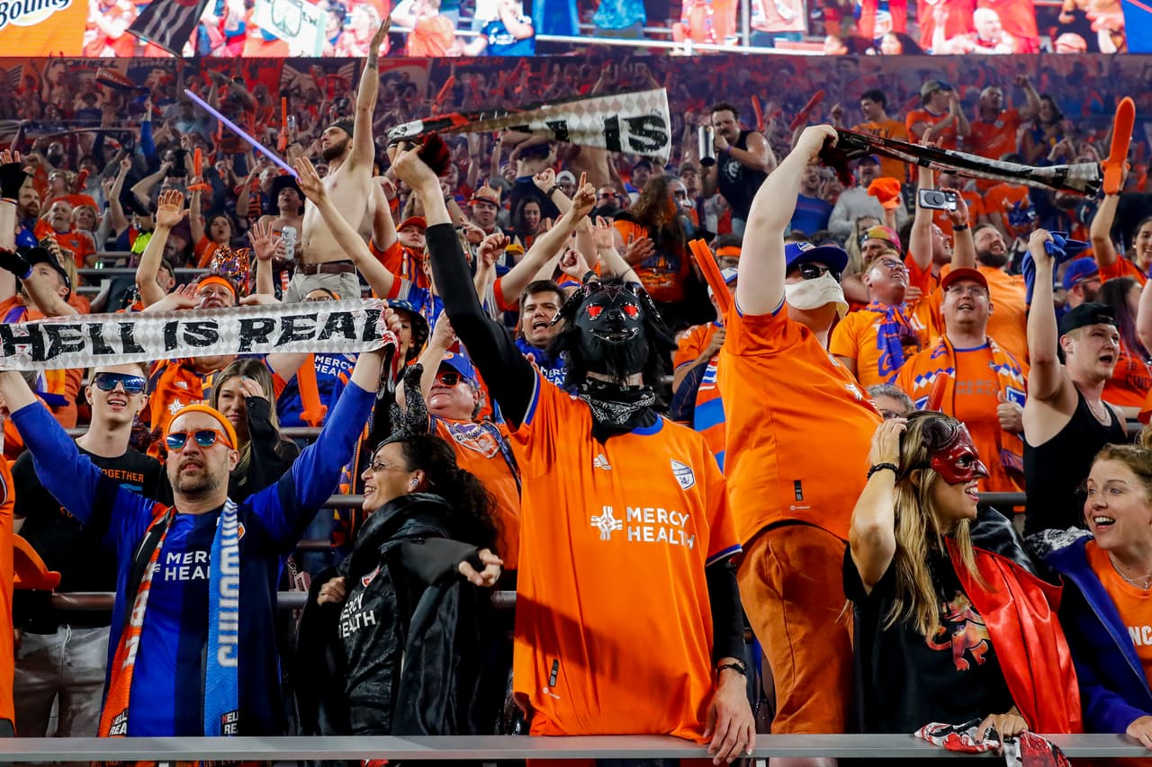 Fans del FC Cincinnati fans celebran el triunfo sobre el Columbus Crew el TQL Stadium.
