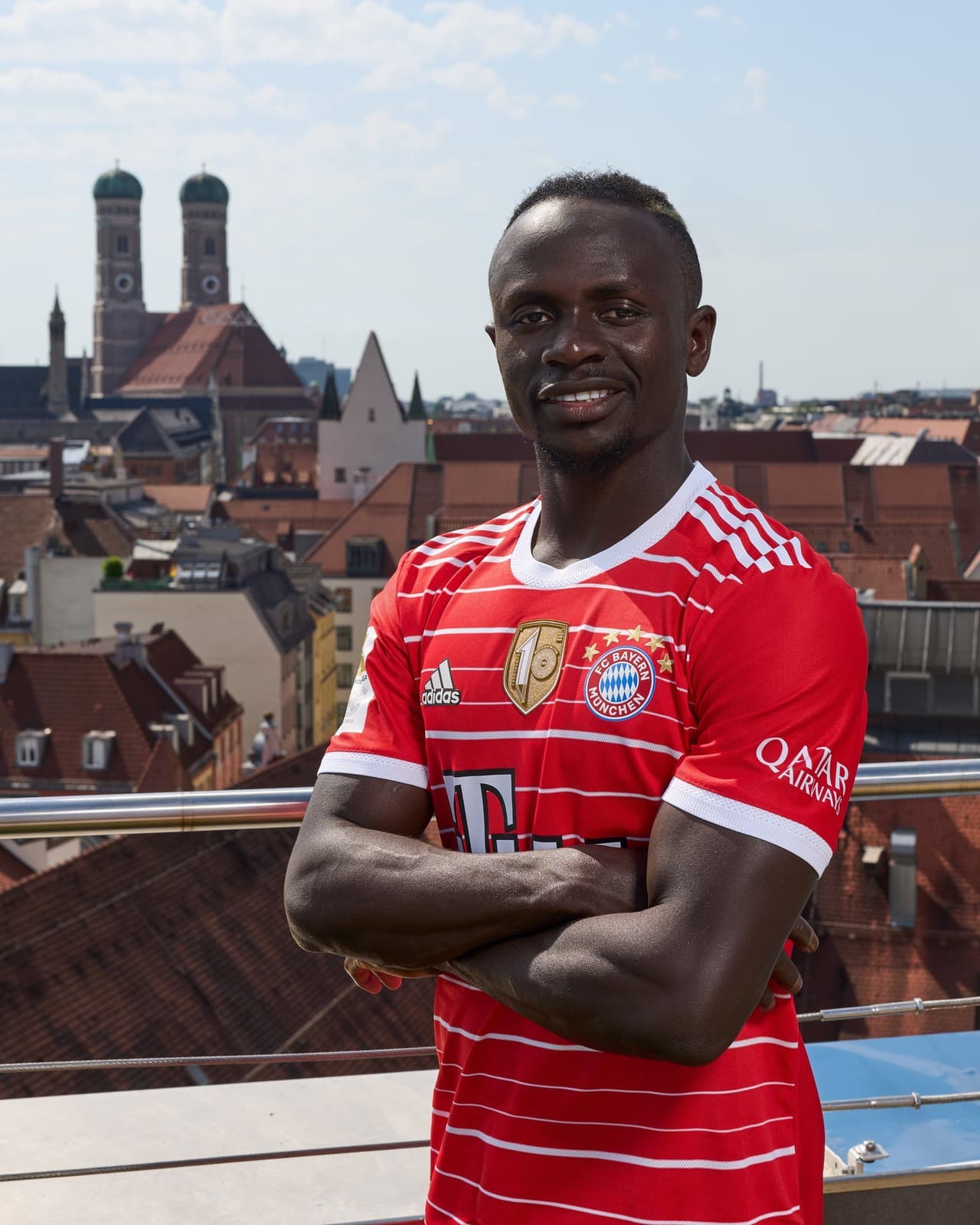 El Bayern Munich y el Liverpool confirmaron oficialmente el traspaso al club alemán del delantero senegalés Sadio Mané, que firmó por el campeón germano hasta el 30 de junio de 2025.
