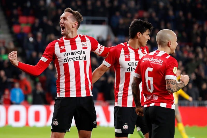 Luuk De Jong (izquierda) repitió al minuto 90 para cerrar el 6-0 del PSV Eindhoven sobre el Excelsior y así el club llegó a 42 puntos en lo más alto de la tabla de posiciones de la Eredivisie.