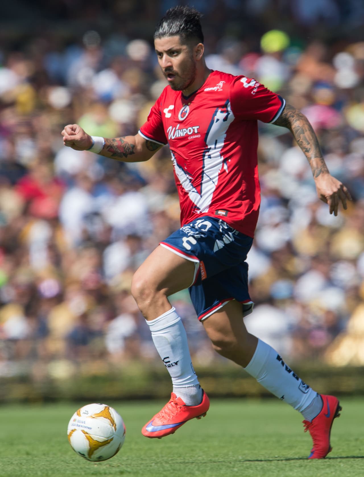 El delantero de los Tiburones Rojos de Veracruz, Juan Albín, anotó el gol del triunfo en el partido contra Cruz Azul, ante un pase que Horacio Cervantes peinó para que llegara Albín a rematar al fondo de las redes, logrando sumar 10 puntos en la fecha 15.