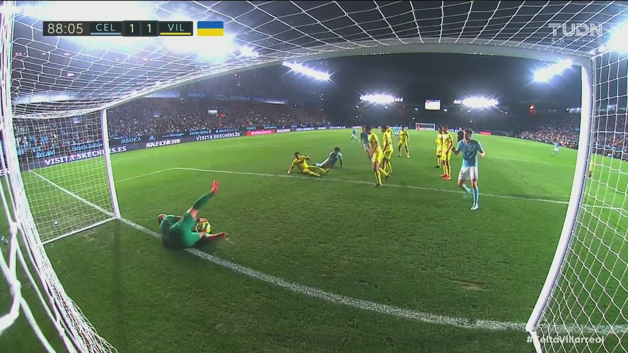 ¡En la línea! Testarazo de Tapia y Pepe Reina evita la anotación