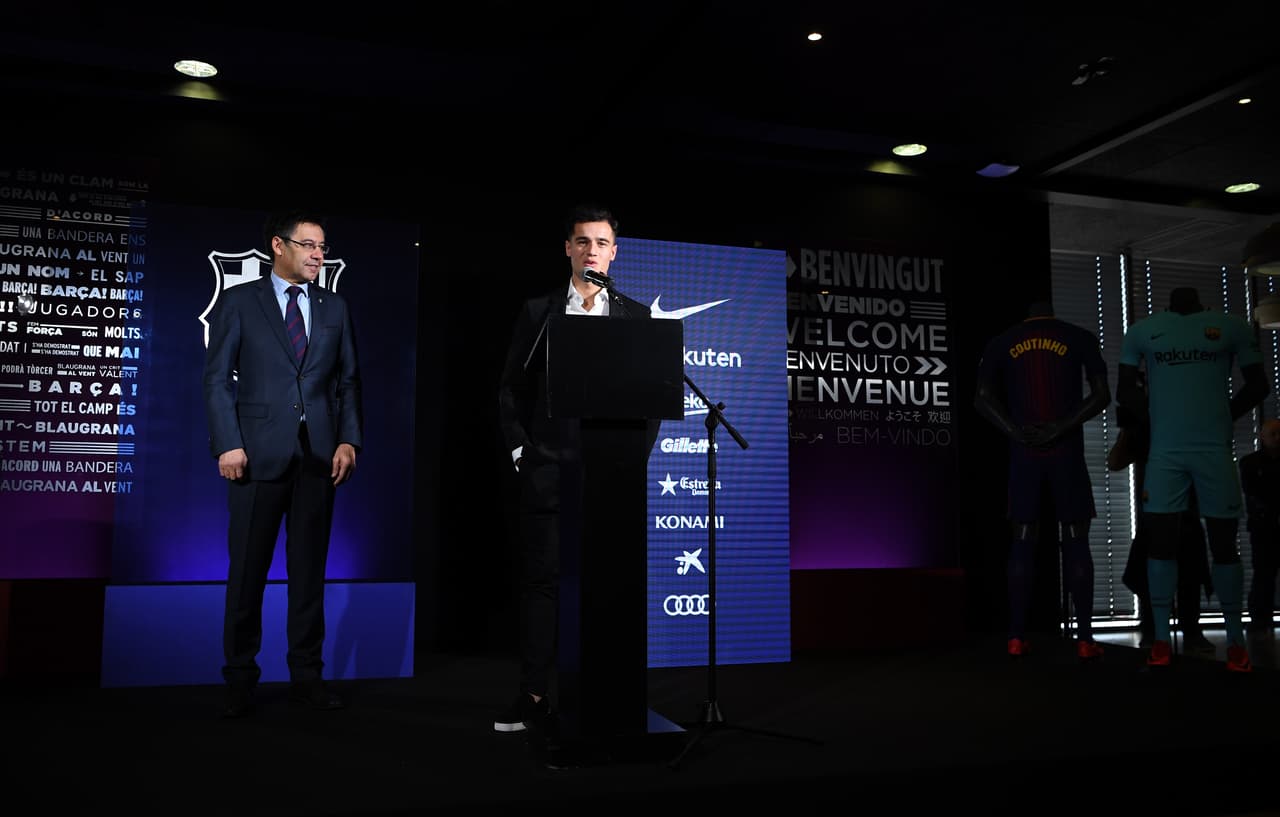 En la grada, gritos de ¡Coutinho, Coutinho!, algún aficionado brasileño con la bandera de su país y otro luciendo la elástica del Liverpool con el nombre del nuevo fichaje y el '10' a la espalda.