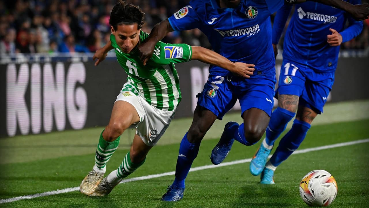 Diego Lainez vuelve a jugar tras 43 días en la banca del Betis