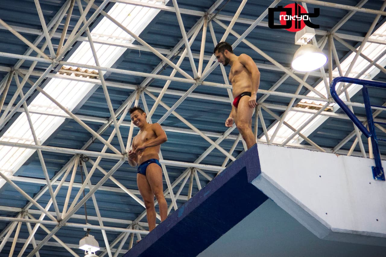 Clavadistas combinan y compiten con jóvenes por boleto a Tokyo