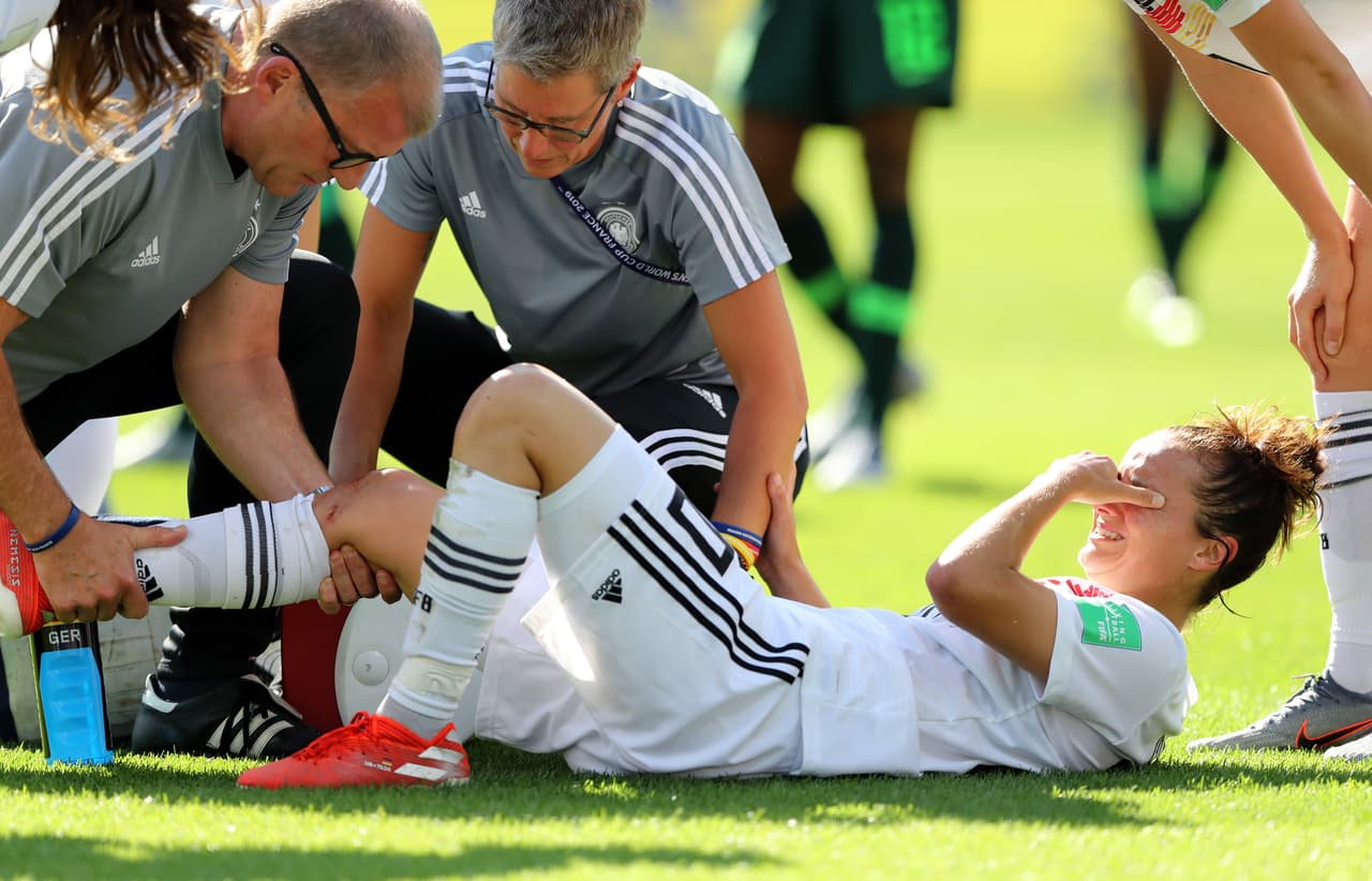 Tan solo seis minutos después, Popp fue derribada en el área tras una fuerte patada en la rodilla derecha que le dejó una herida.
