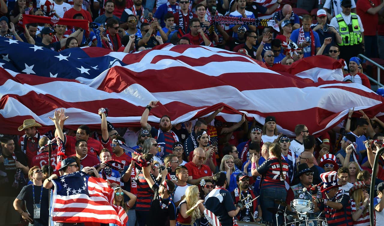 Apoyar a tu selección en una final no se da todos los días y aficionados de Jamaica y Estados Unidos acudieron al Levi's Stadium con banderas, maquillajes, disfraces y mucha emoción.