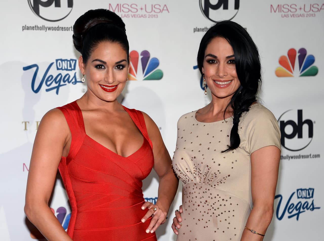 Las hermanas Nikki y Brie Bella, ambas excampeonas de la WWE.