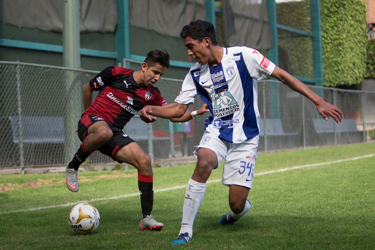 Action photo during the match Atlas vs Pachuca, corresponding to the Semi-Finals Second leg match of U-17 forces basic Apertura 2015 League BBVA Bancomer MX. Foto de accion durante el partido Atlas vs Pachuca, correspondiente a las semifinales partido de vuelta de la Sub-17 de las fuerzas basicas del Apertura 2015 de la Liga BBVA Bancomer MX, en la foto: Raul Samano de Atlas y Eresto Monreal de Pachuca 02/12/2015/MEXSPORT/Cristian de Marchena.