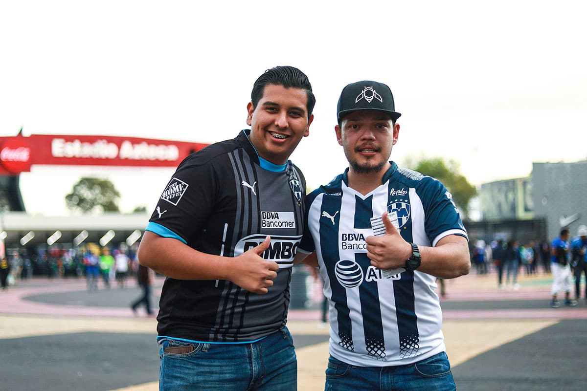 Gran cantidad de fanáticos en las afueras del Estadio Azteca a minutos de la Semifinal entre Cruz Azul y Monterrey.