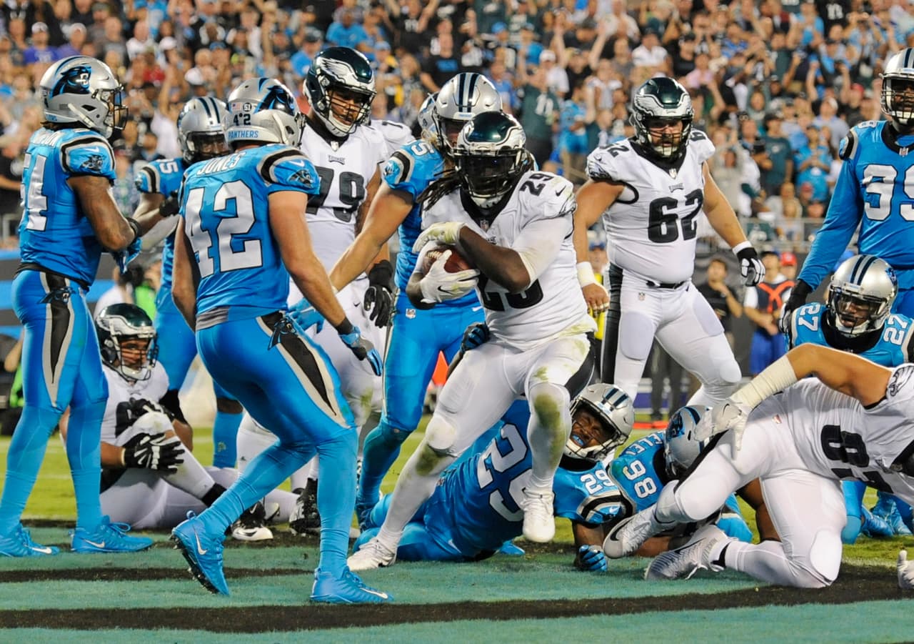 LeGarrette Blount tuvo una actuación más discreta solo con 67 yardas en 14 acarreos pero volvió a mostrarse potente ante el
<i>front seven</i> rival y colaboró con una conversión de dos puntos.