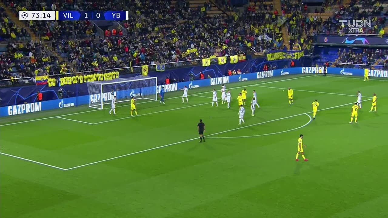 ¡TIRO ATAJADO! disparo por Manu Trigueros.