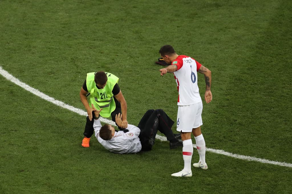 Las personas fueron detenidas, pero el hecho se convirtió en uno de los lunares en medio de la curiosidad de los hechos deportivos.