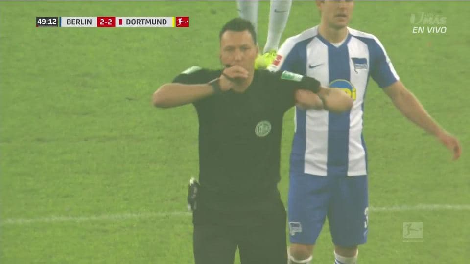 Fuera de juego de Marko Grujic: El juez de línea levanta el banderín y anula la jugada.