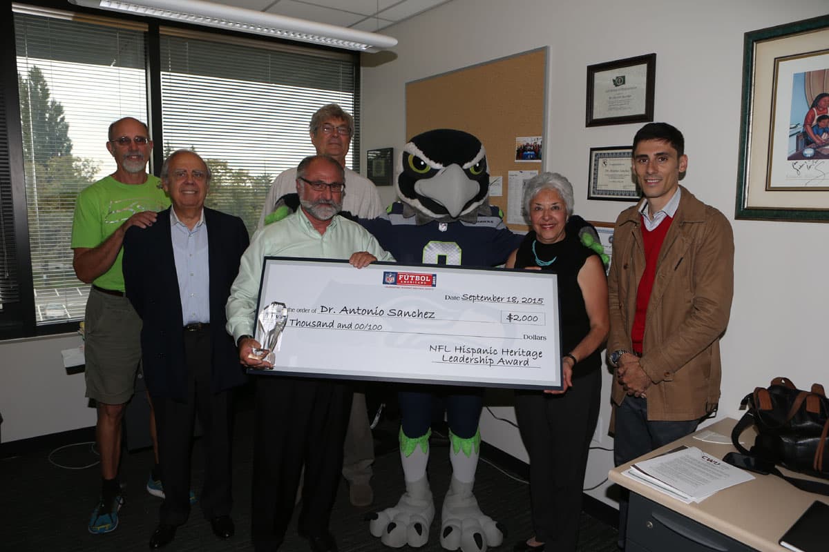 El Dr. Sánchez estuvo acompañado por su esposa, miembros de su personal y representantes del Centro Latino, organización no lucrativa local que recibirá el cheque por la cantidad de $2,000 dólares, a nombre de Sánchez.