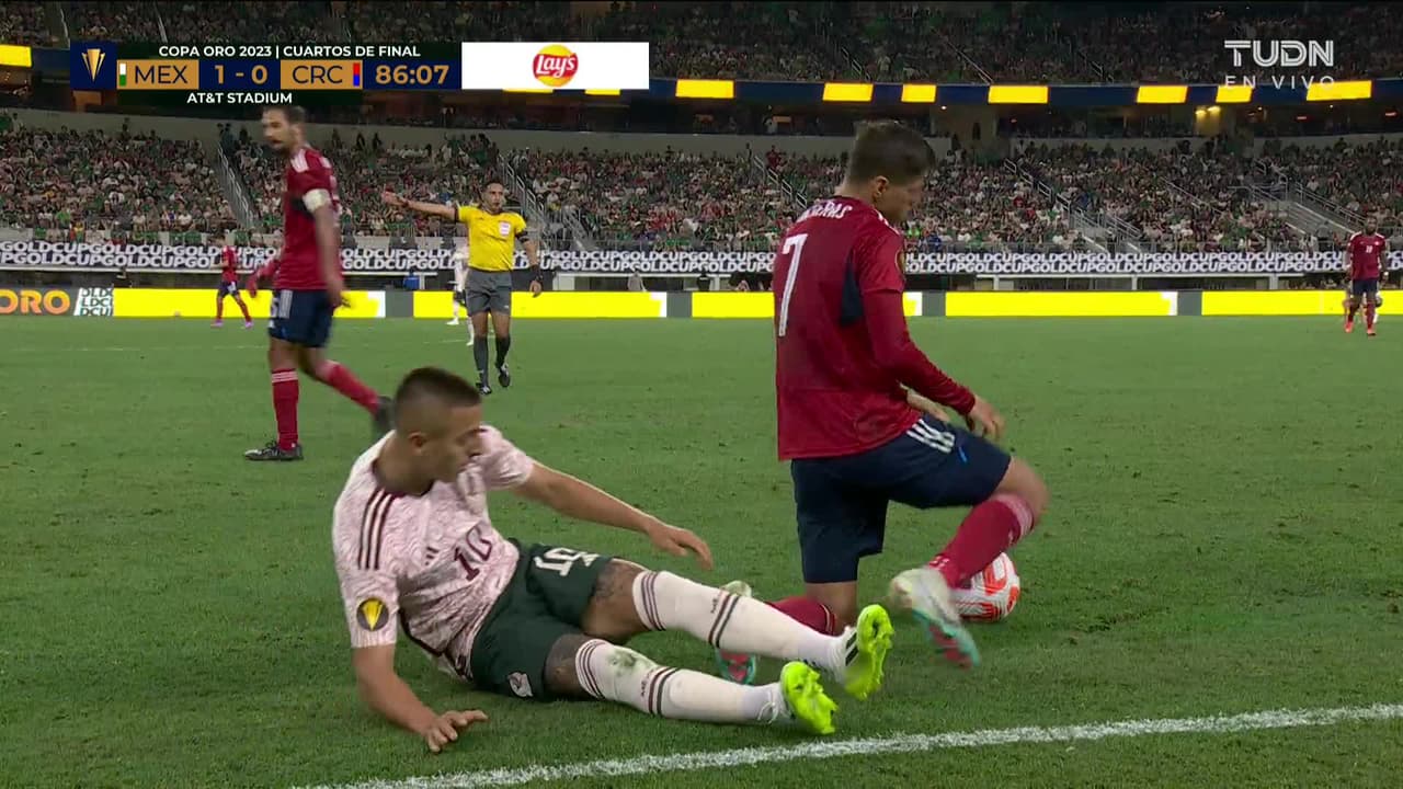 ¡TIRO ATAJADO! disparo por Santiago Giménez.