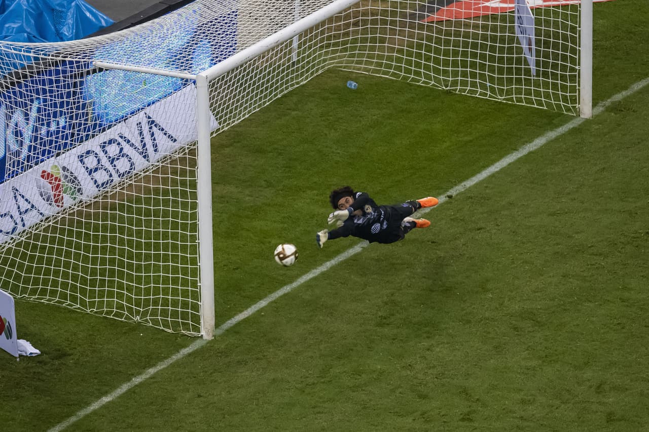 Vangioni vence a Memo Ochoa y le da el triunfo a Rayados 2-4