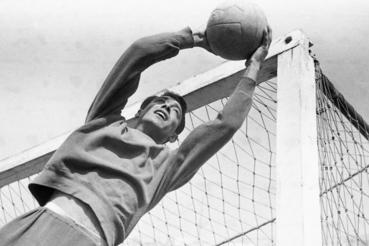 Salvador Mota atajó en dos arcos rivales, América y Chivas.