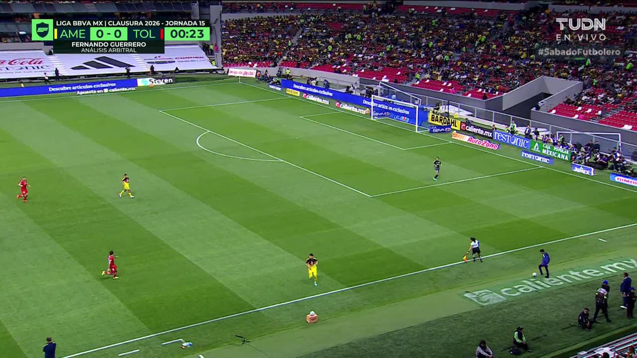 Arranca el partido y la pelota está en juego.
