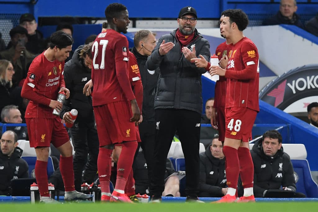 Al verse duperado en el partido, Jurgen Klopp habla con sus jugadores para cambiar su forma de juego.