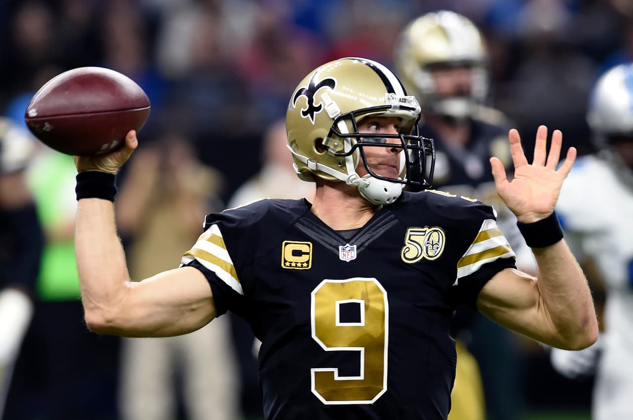 <b>No. 16: DREW BREES, QB New Orleans Saints</b>
<br>En 2016, Drew Brees lideró a la NFL en yardas por aire (5,208) por séptima vez, logrando un récord en su carrera. Brees también ocupa el primer lugar en la historia de la NFL en porcentaje de pases completos (66.6), temporadas de 5,000 yardas (5), y juegos de 300 yardas (106).